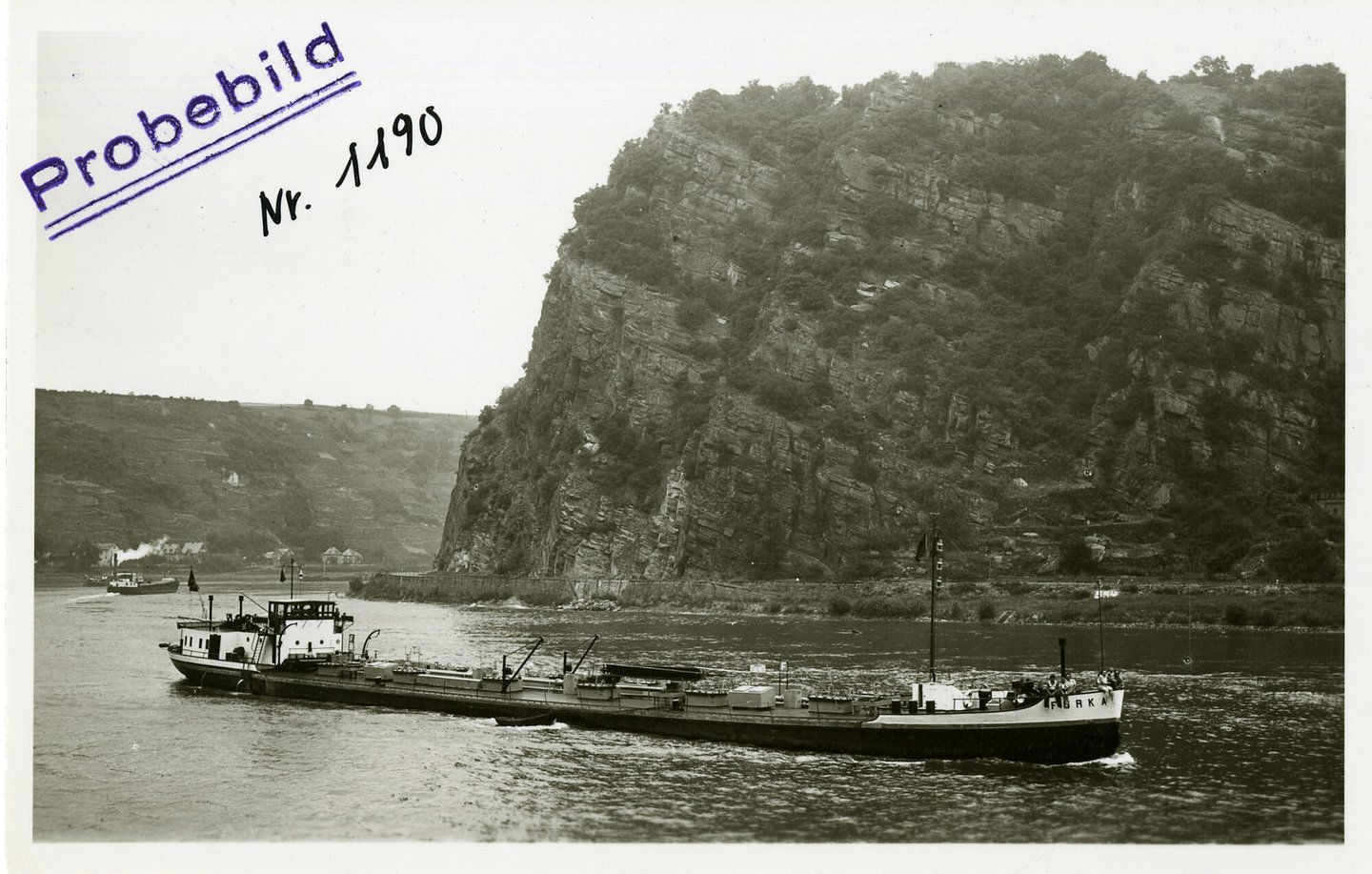 Binnenvaartschip Furka tijdens de vaart op de Rijn ter hoogte van de Loreley