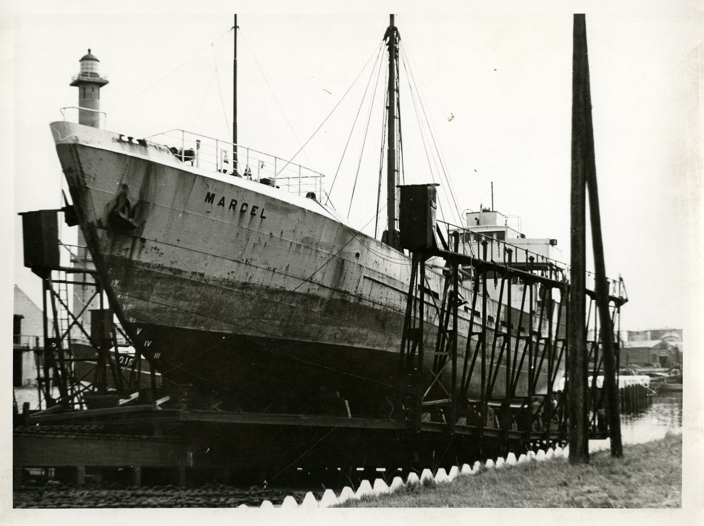 Vrachtschip Marcel op stapel in Oostende