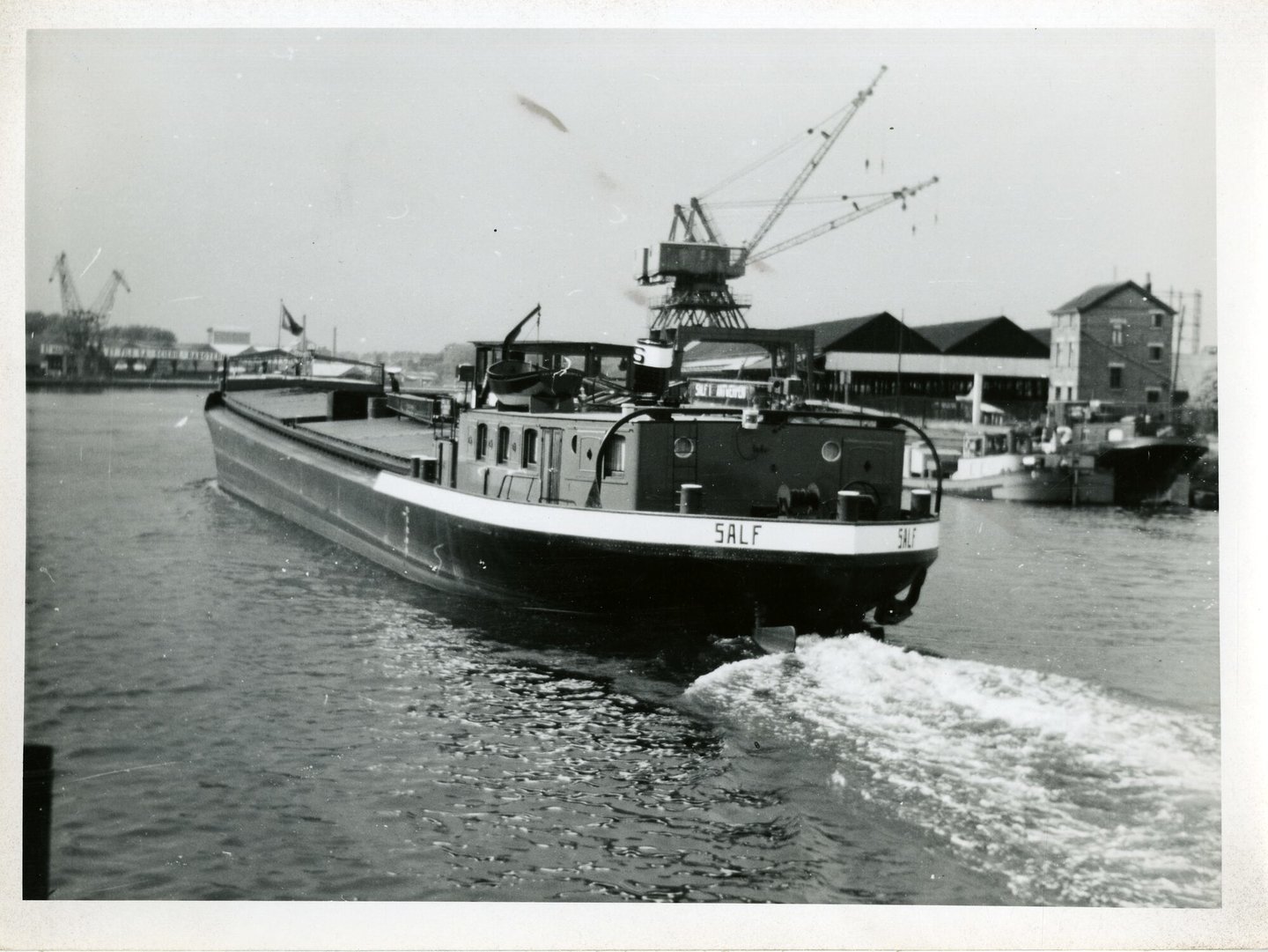 Binnenvaartschip Salf 1 in het havendok