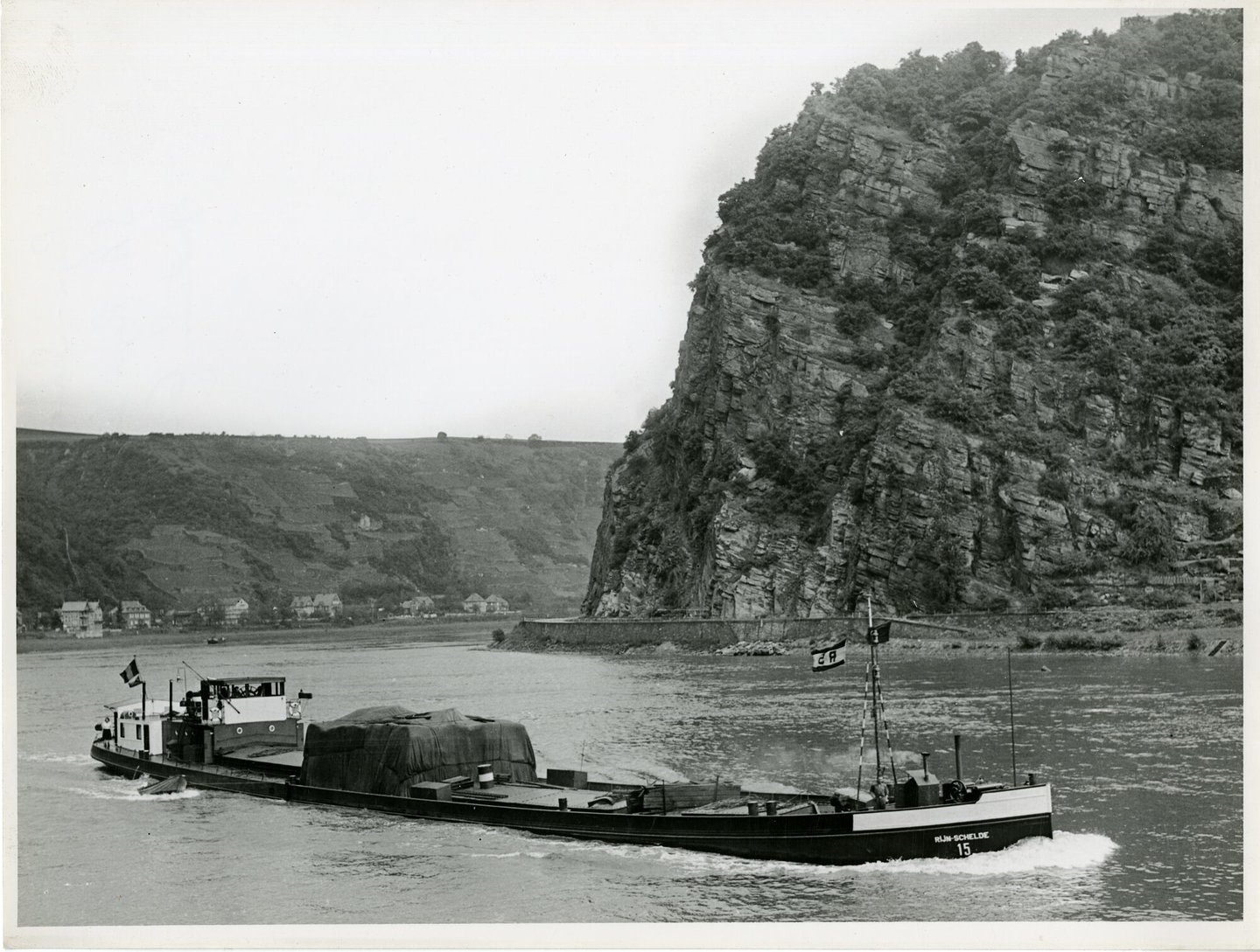 Binnenvaartschip Rijn-Schelde 15 tijdens de vaart op de Rijn ter hoogte van de Loreley