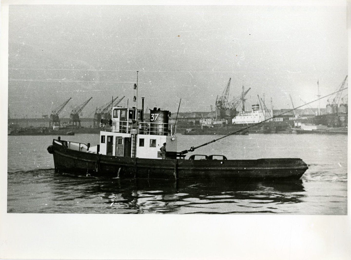 Sleepboot 37 tijdens vaart in de haven van Antwerpen