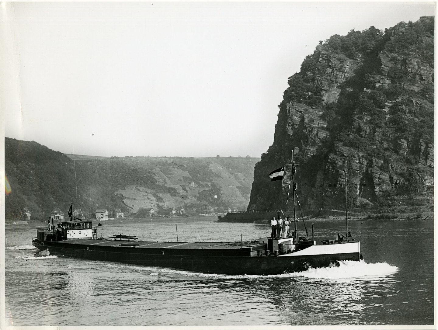 Binnenvaartschip Klybeck tijdens de vaart op de Rijn ter hoogte van de Loreley