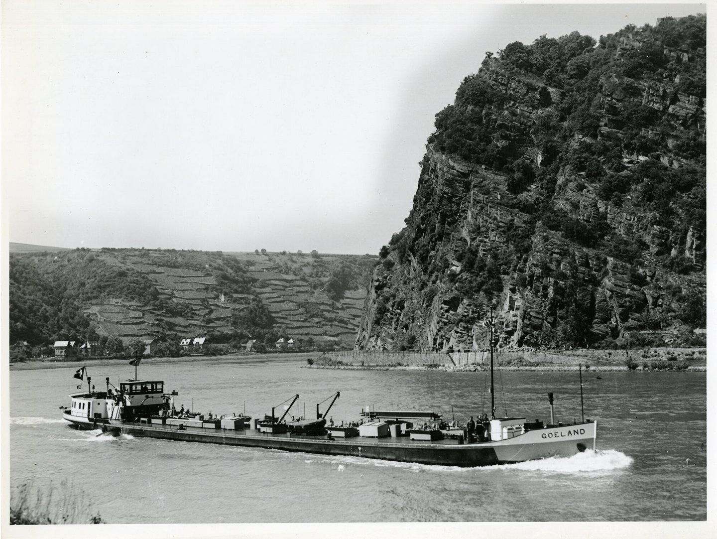 Binnenvaartschip Goeland tijdens de vaart op de Rijn ter hoogte van de Loreley