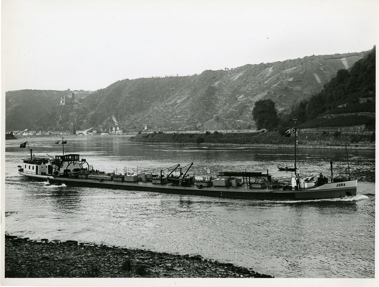 Binnenvaartschip Jura tijdens de vaart op de Rijn ter hoogte van de Loreley