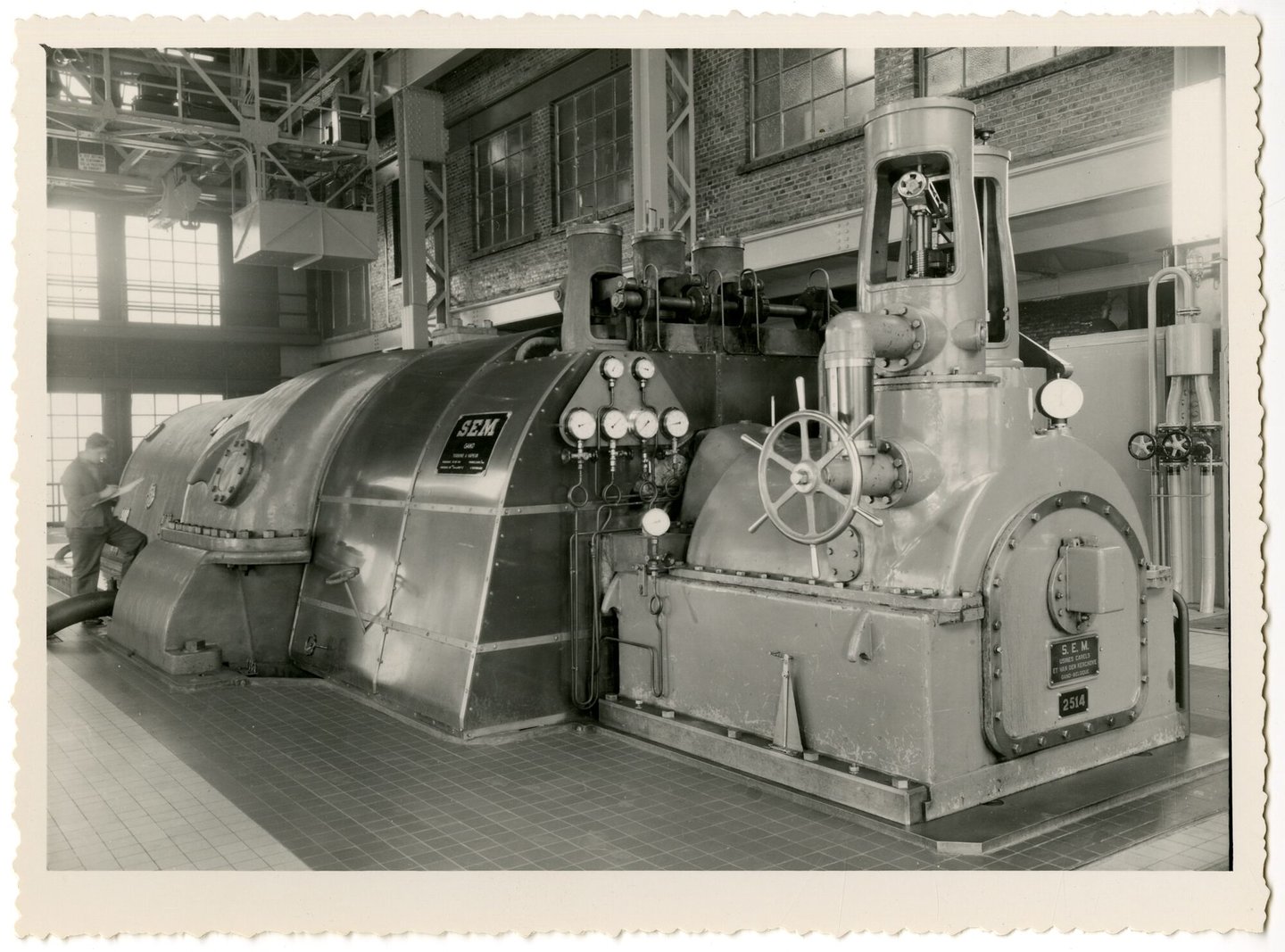 Machinezaal met turbogenerator van elektriciteitscentrale in Quaregnon