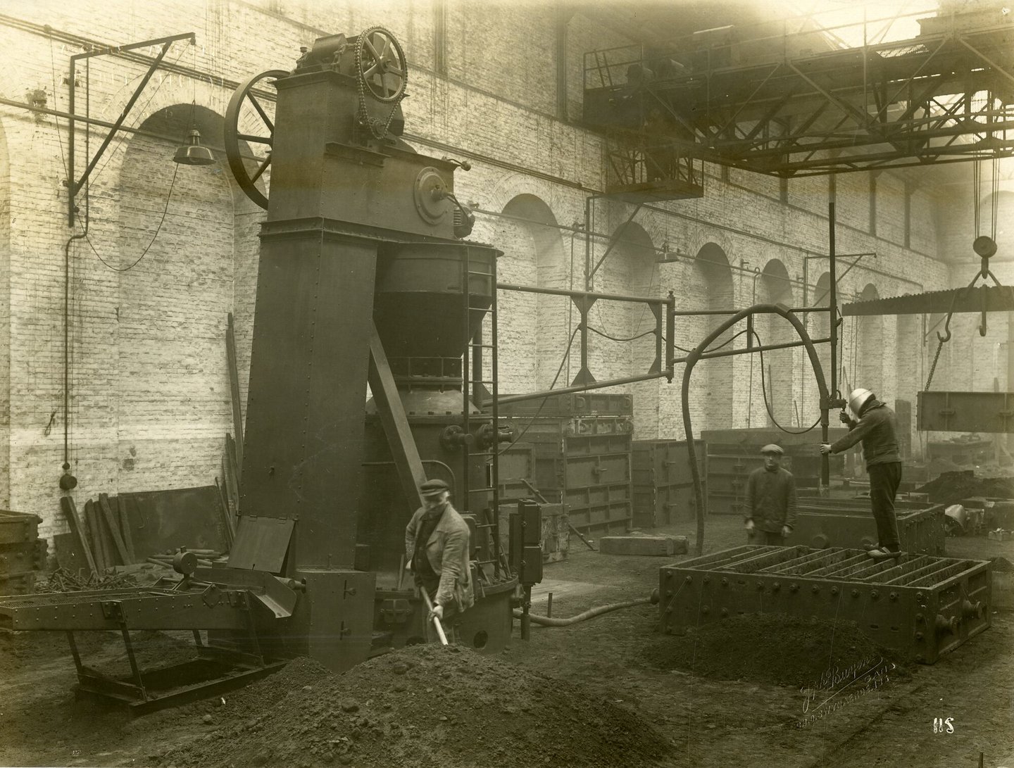 Arbeiders in de metaalgieterij van machinebouwer Van den Kerchove in Gent