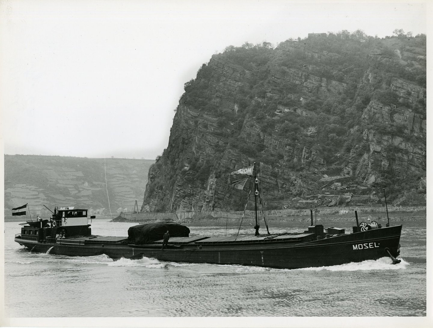 Binnenvaartschip Mosel 65 tijdens de vaart op de Rijn ter hoogte van de Loreley