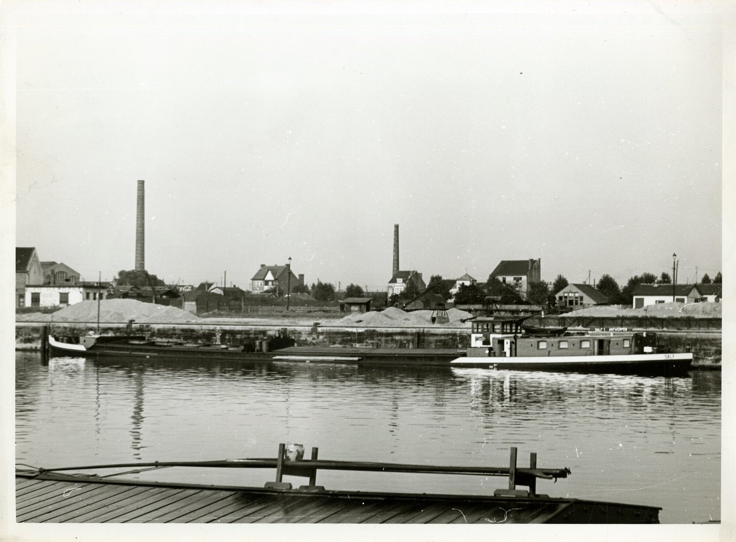 Binnenvaartschip Salf 1 aan de kade