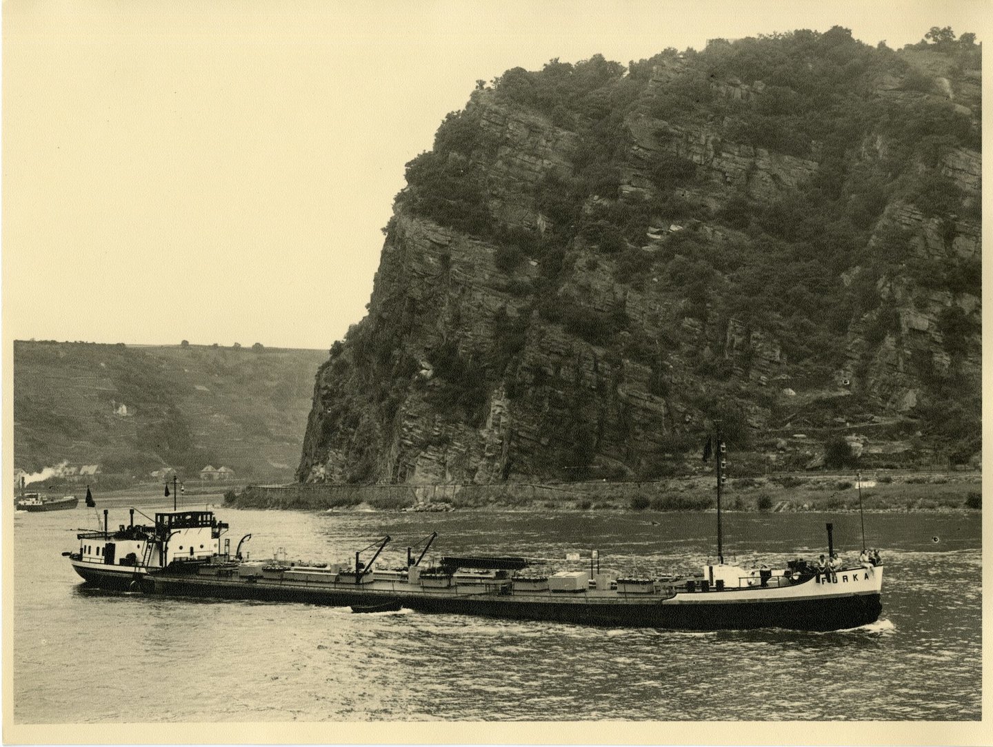 Binnenvaartschip Furka tijdens de vaart op de Rijn ter hoogte van de Loreley