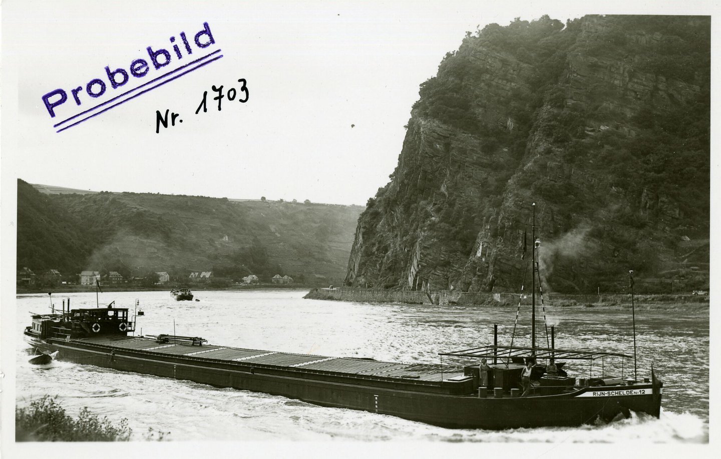 Binnenvaartschip Rijn-Schelde 12 tijdens de vaart op de Rijn ter hoogte van de Loreley