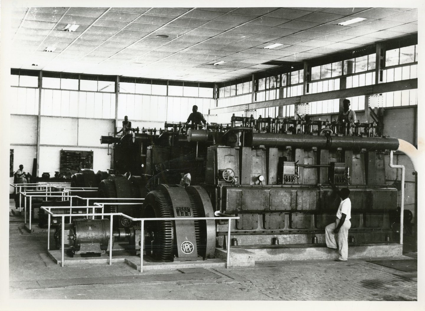 Machinezaal met dieselaggregaten van elektriciteitscentrale in Matadi (Congo)