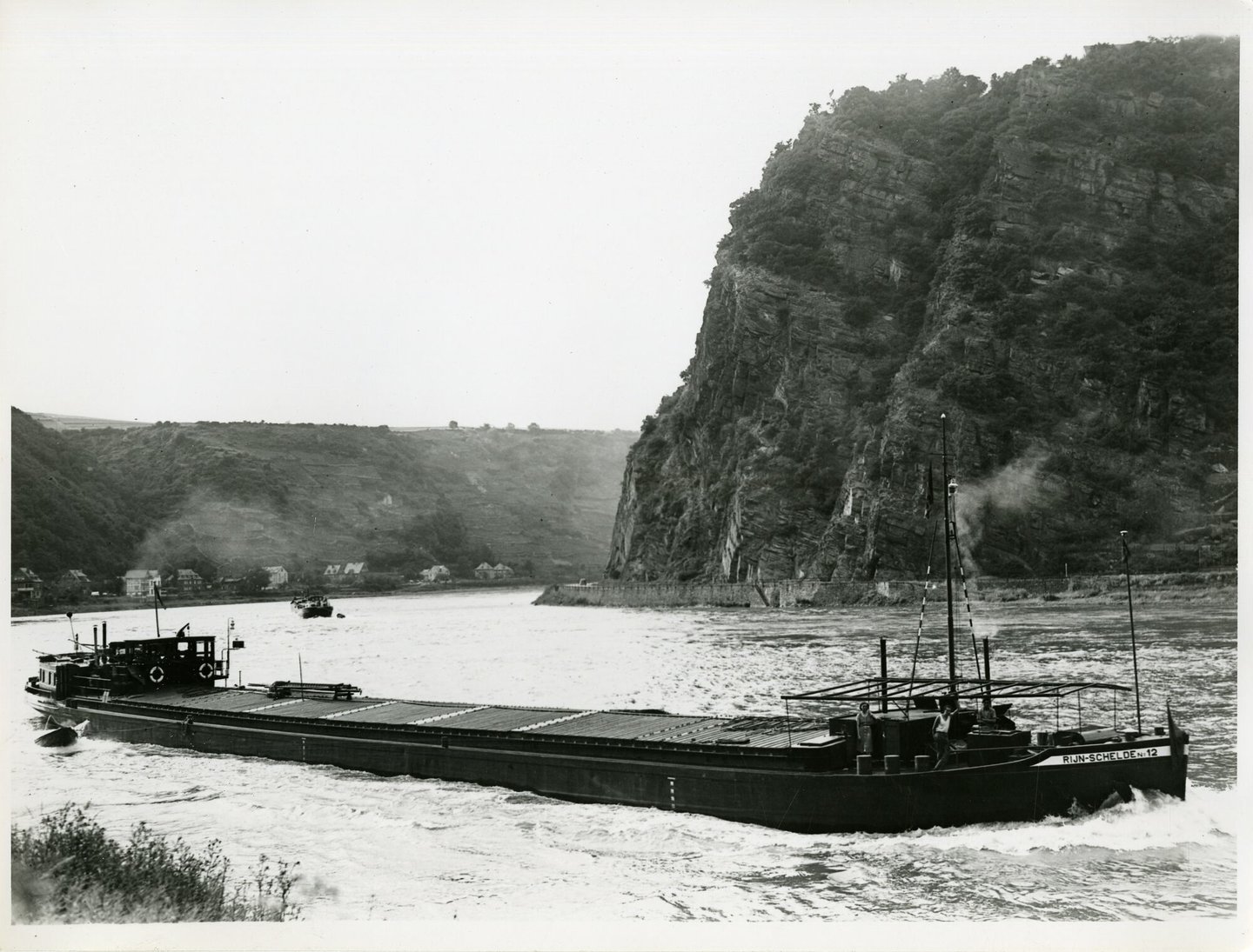 Binnenvaartschip Rijn-Schelde 12 tijdens de vaart op de Rijn ter hoogte van de Loreley