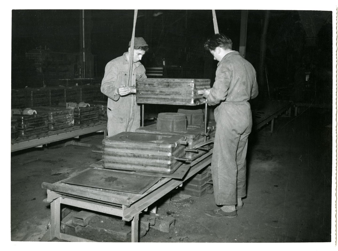 Arbeiders in de metaalgieterij van machinebouwer SEM-Carels in Gent