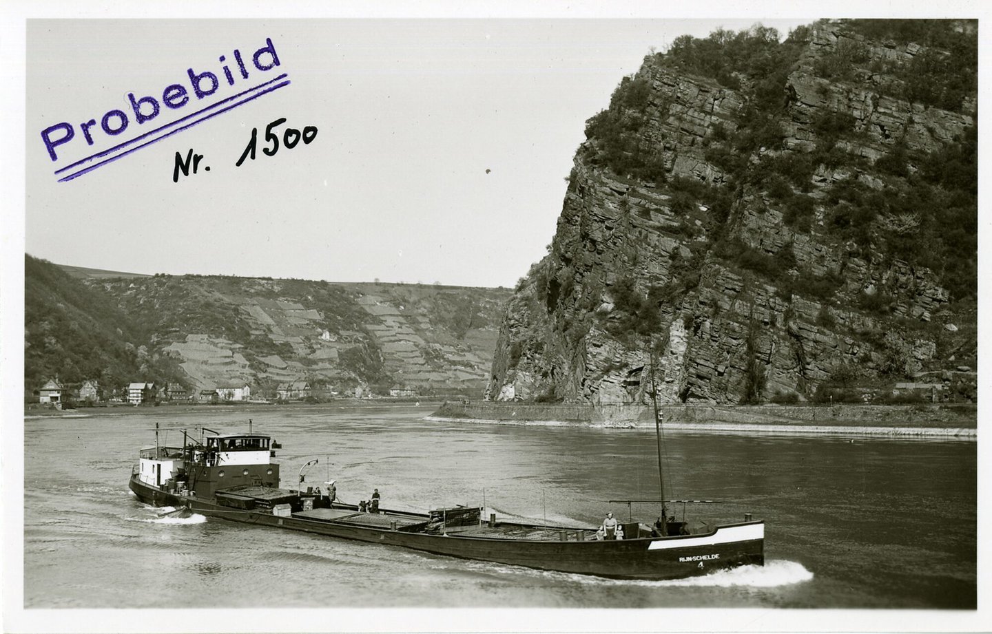 Binnenvaartschip Rijn-Schelde 4 tijdens de vaart op de Rijn ter hoogte van de Loreley