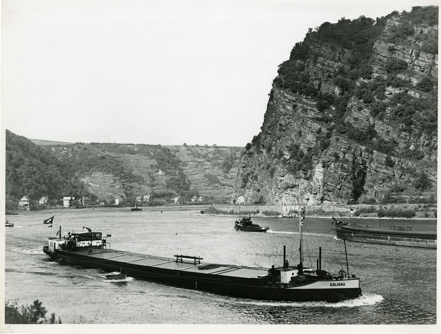 Binnenvaartschip Eglisau tijdens de vaart op de Rijn ter hoogte van de Loreley