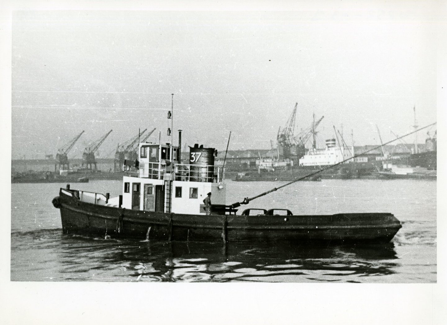 Sleepboot 37 tijdens vaart in de haven van Antwerpen