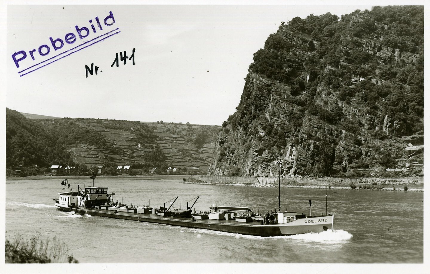 Binnenvaartschip Goeland tijdens de vaart op de Rijn ter hoogte van de Loreley