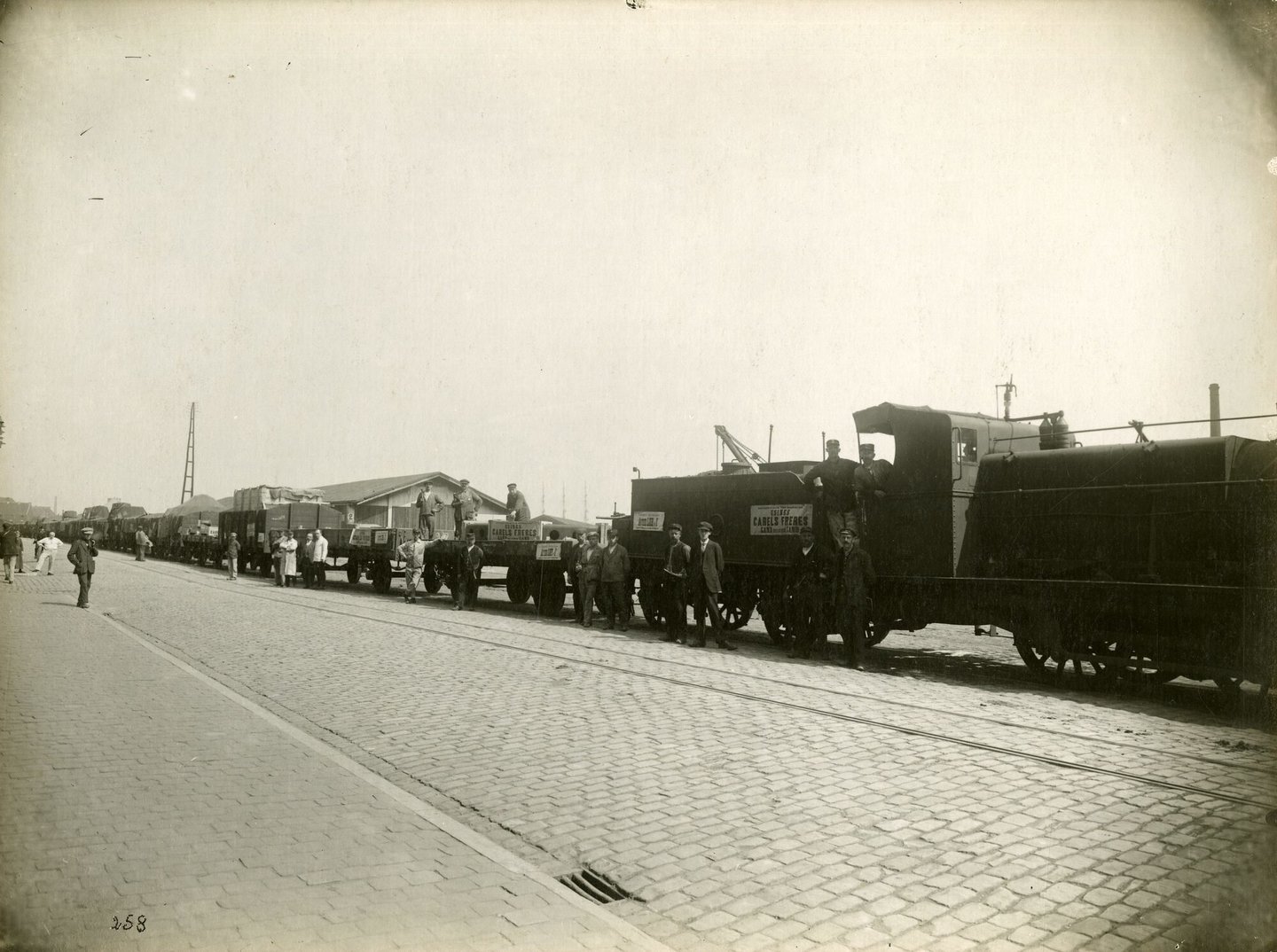 Treintransport van machineonderdelen geproduceerd door machinebouwer Carels in Gent