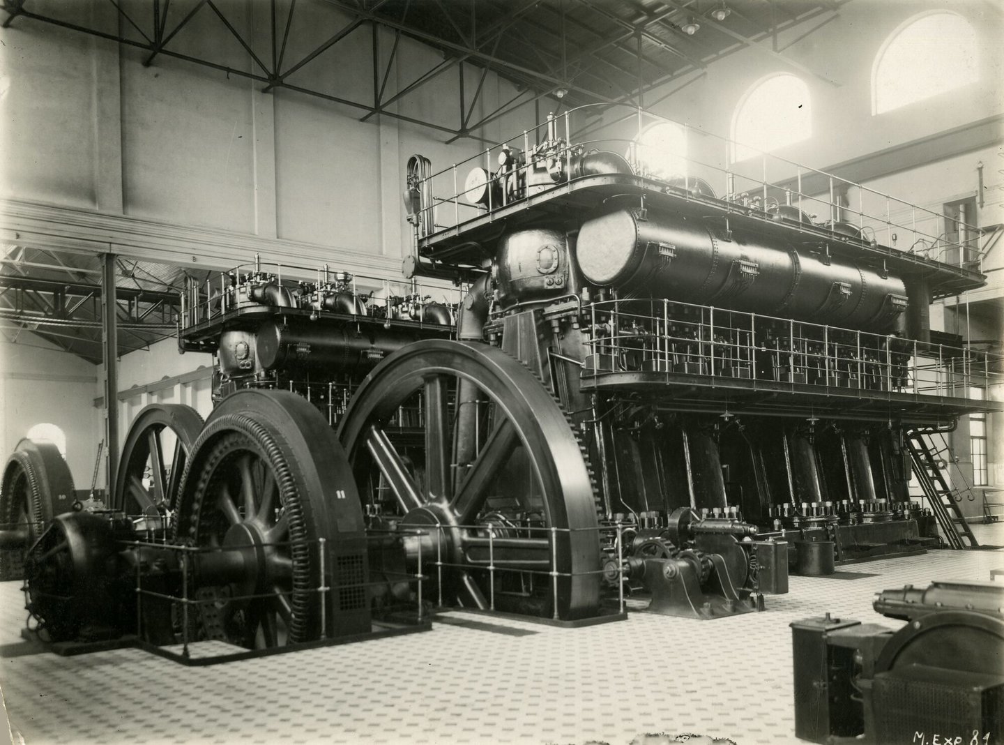 Machinezaal met dieselaggregaten van elektriciteitscentrale in Córdoba (Argentinië)