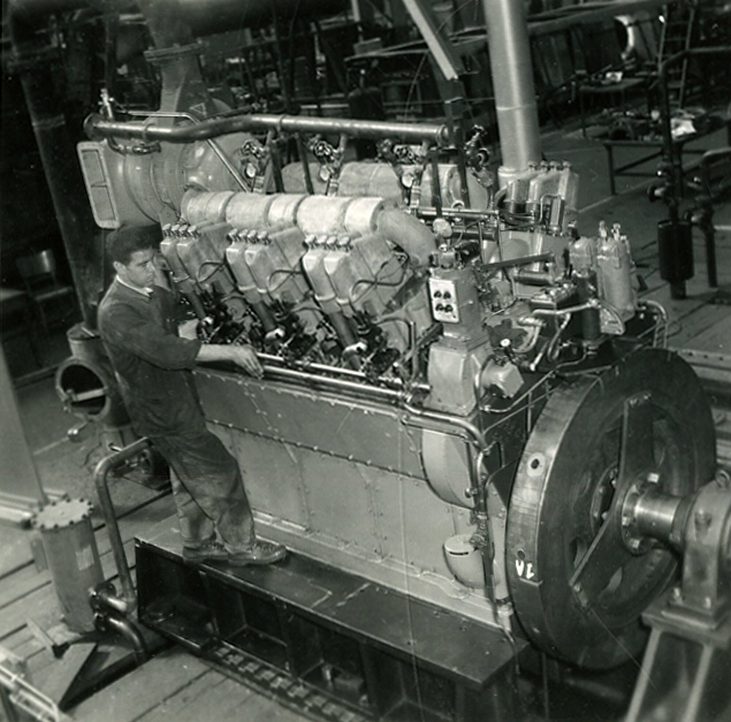 Assemblage van industriële dieselmotor in een montagehal van machinebouwer ACEC-Carels in Gent