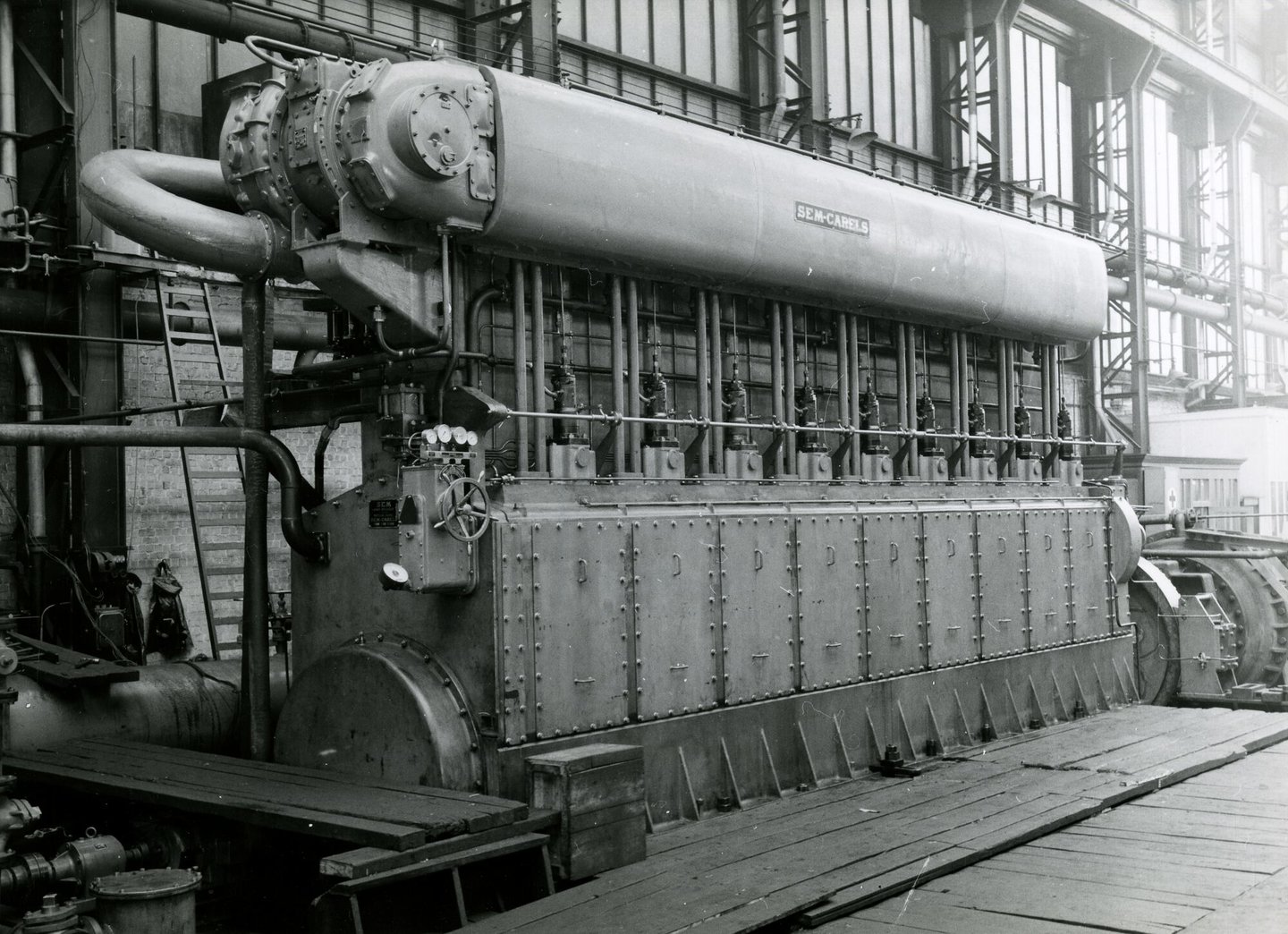 Afgewerkte scheepsdiesel in een montagehal van machinebouwer SEM-Carels in Gent