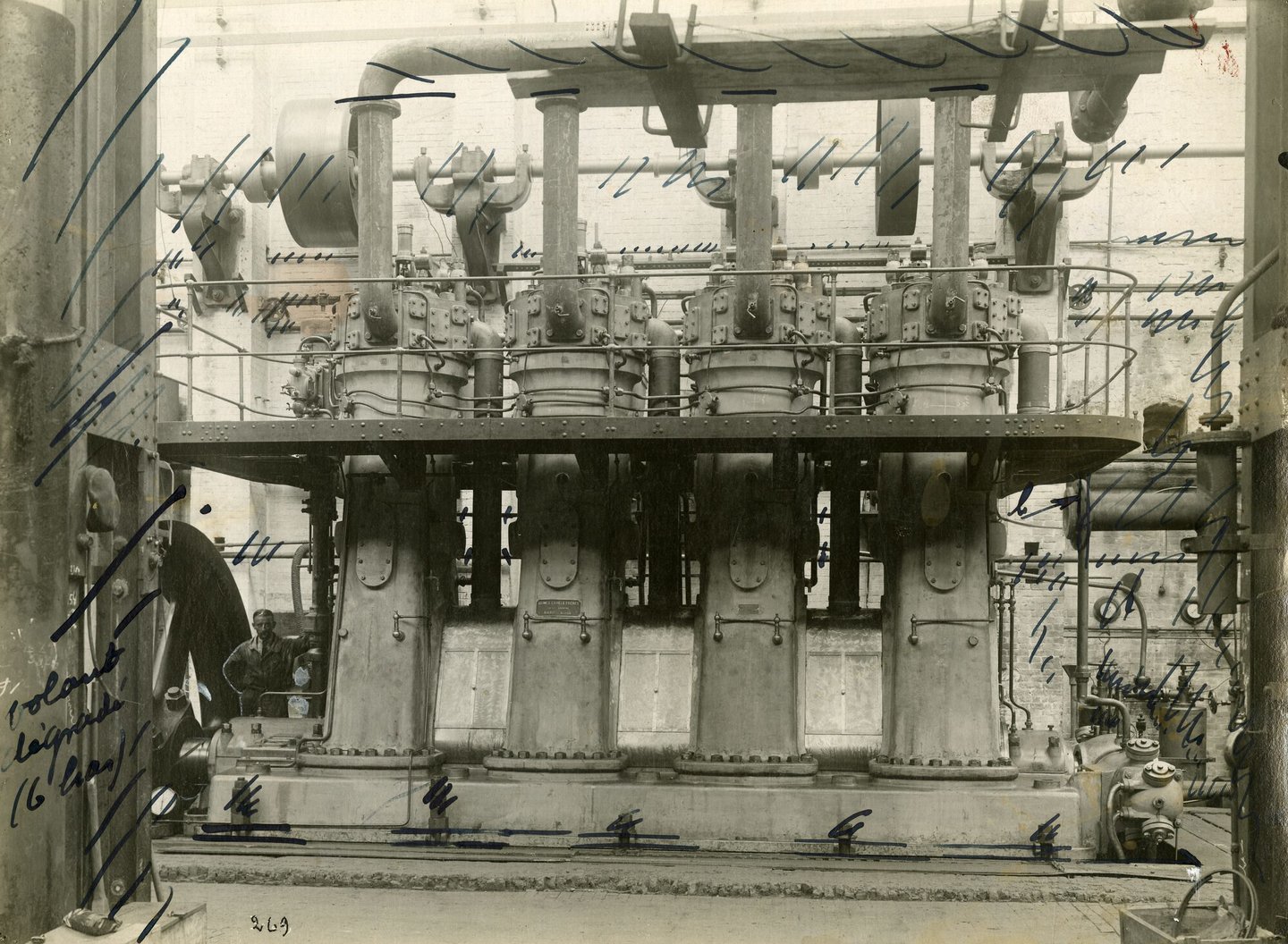 Assemblage van industriële dieselmotor in een montagehal van machinebouwer SEM-Carels in Gent