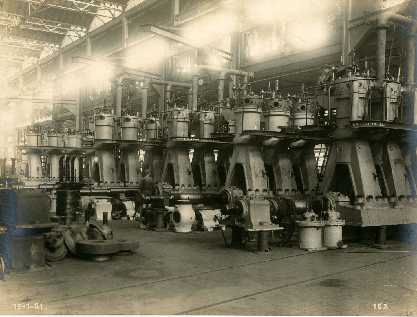 Assemblage van industriële dieselmotoren in een montagehal van machinebouwer SEM-Carels in Gent