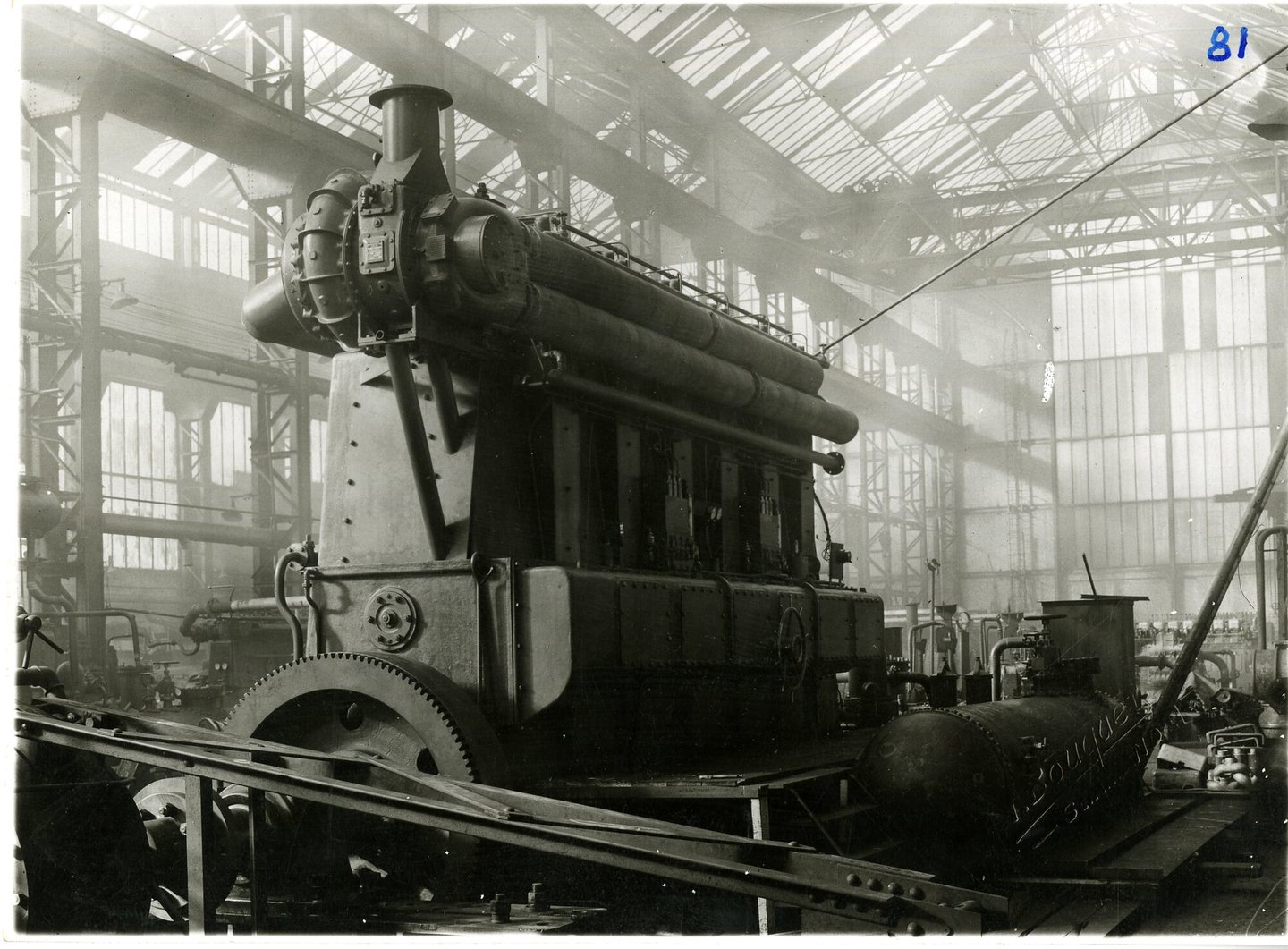 Assemblage van industriële dieselmotor in een montagehal van machinebouwer SEM-Carels in Gent