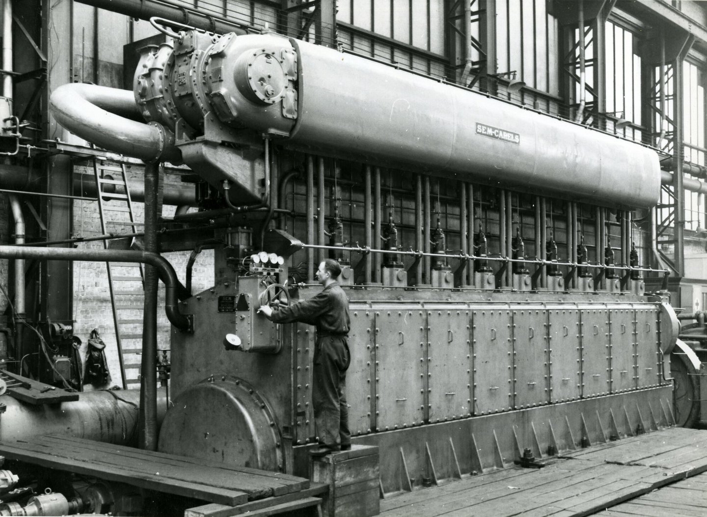 Afgewerkte scheepsdiesel in een montagehal van machinebouwer SEM-Carels in Gent