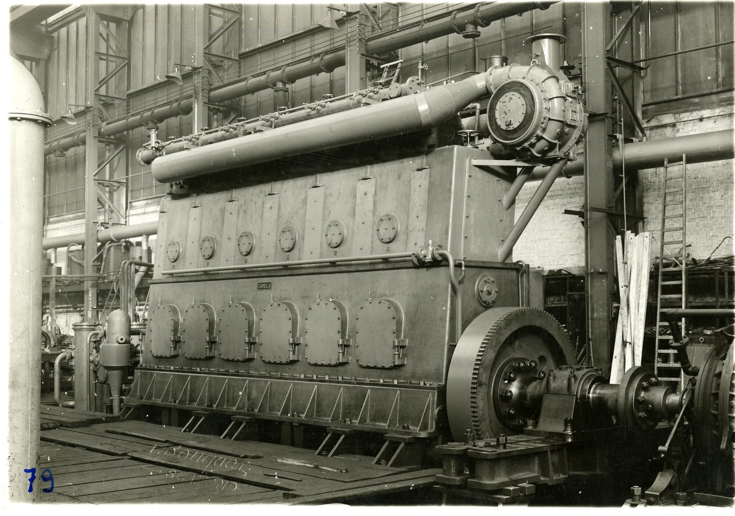 Assemblage van industriële dieselmotor in een montagehal van machinebouwer SEM-Carels in Gent