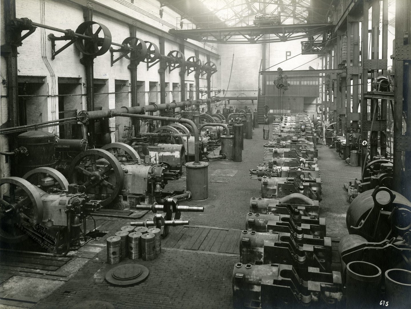 Assemblage van industriële oliemotoren in een montagehal van machinebouwer Carels-Ingersoll Rand in Gent