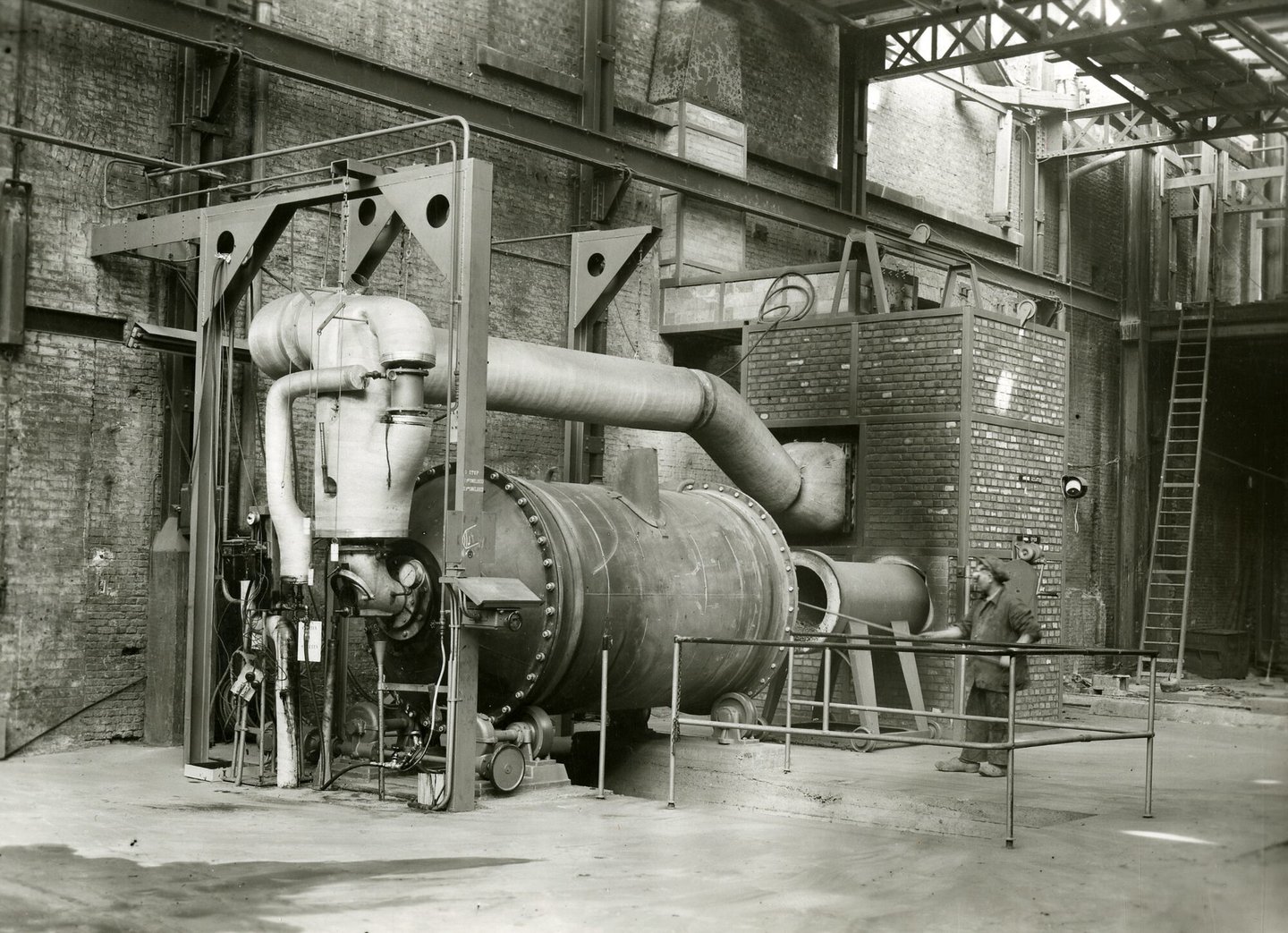 Roterende smeltoven in de metaalgieterij van machinebouwer ACEC in Gent