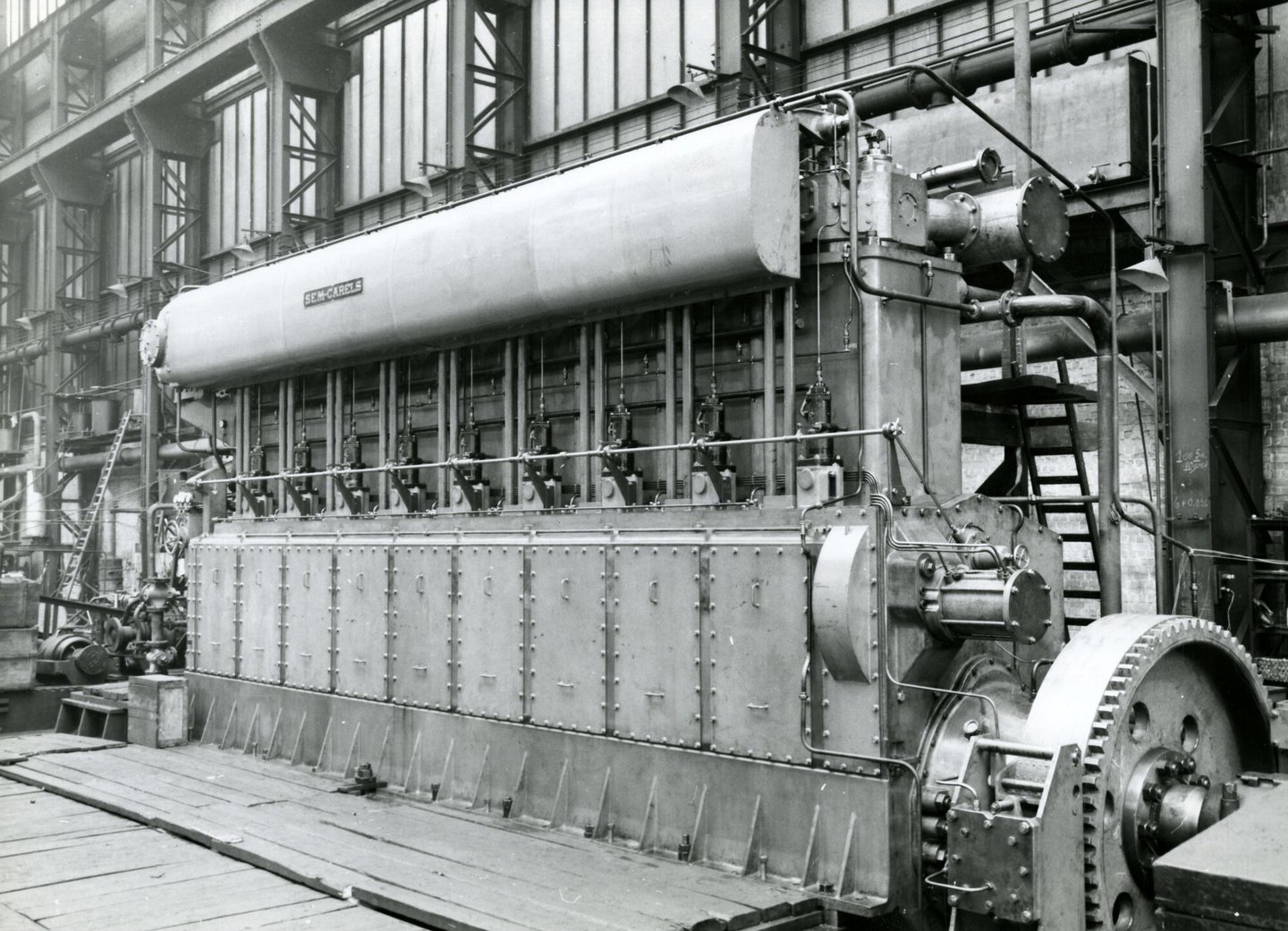 Afgewerkte scheepsdiesel in een montagehal van machinebouwer SEM-Carels in Gent