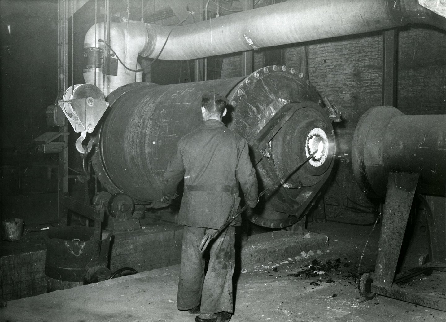 Arbeider in de metaalgieterij van machinebouwer SEM-Carels in Gent