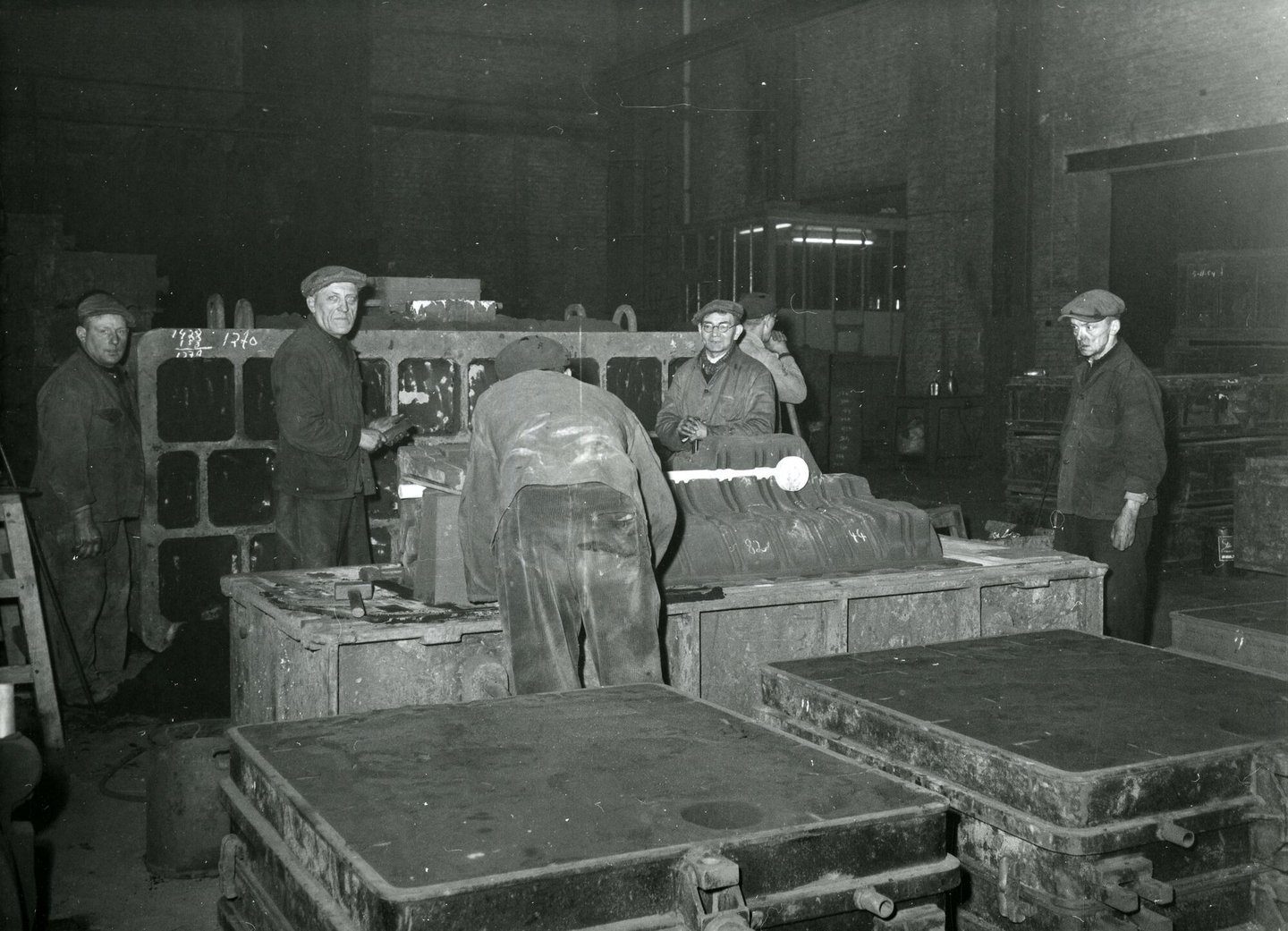 Arbeiders in de metaalgieterij van machinebouwer SEM-Carels in Gent