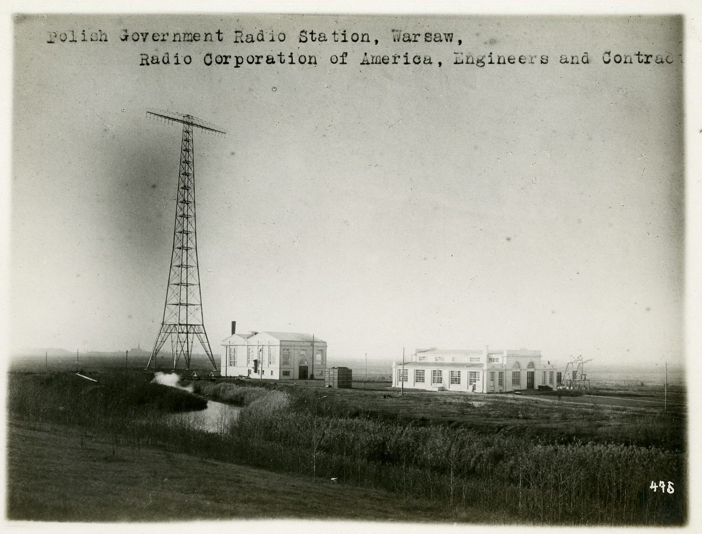 Gebouw en zendmast van staatsradiostation in Warschau (Polen)