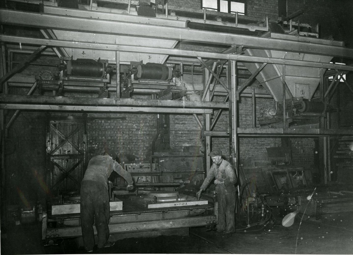 Arbeiders in de metaalgieterij van machinebouwer SEM-Carels in Gent