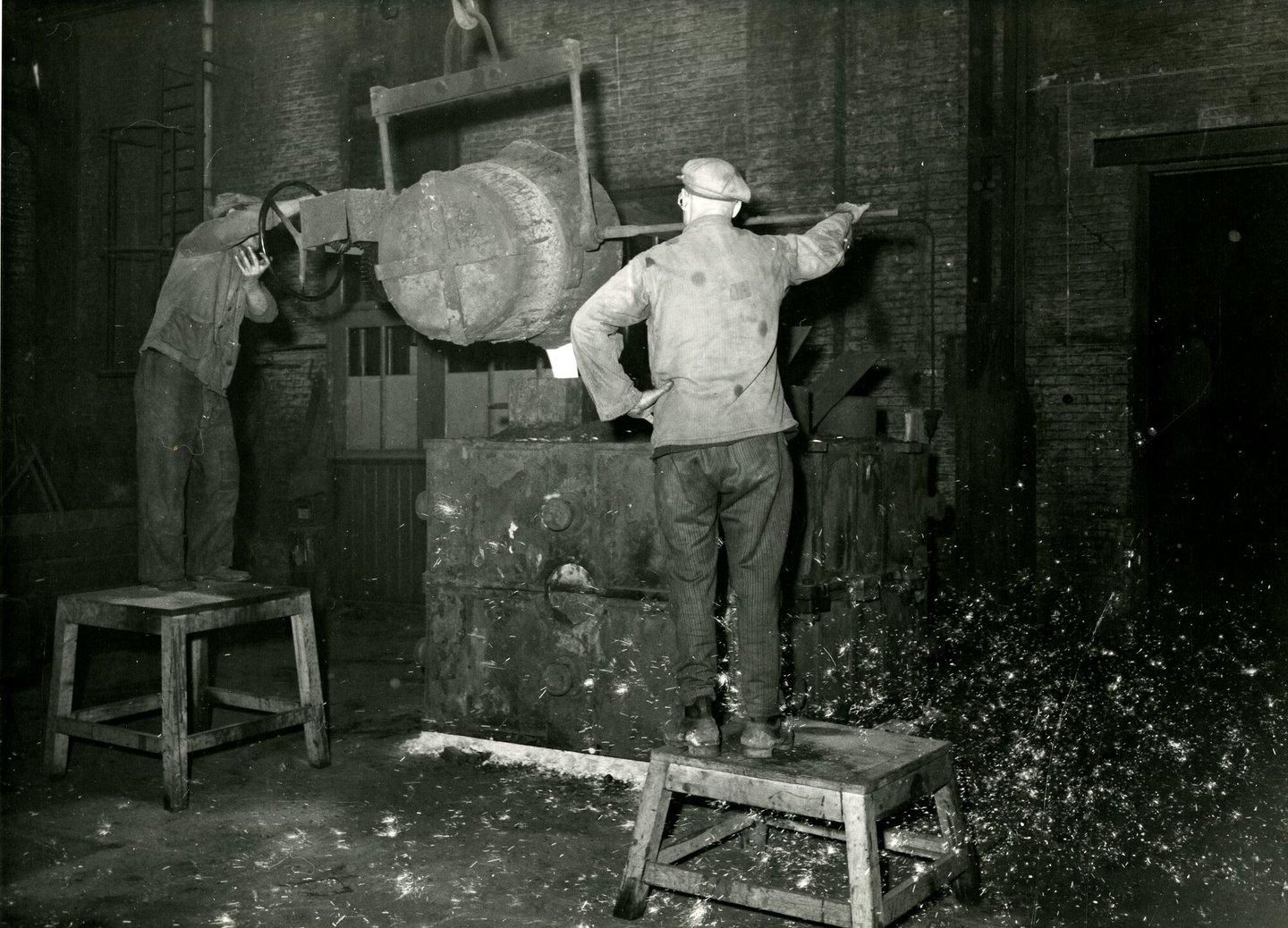 Arbeiders in metaalgieterij van machinebouwer SEM-Carels in Gent