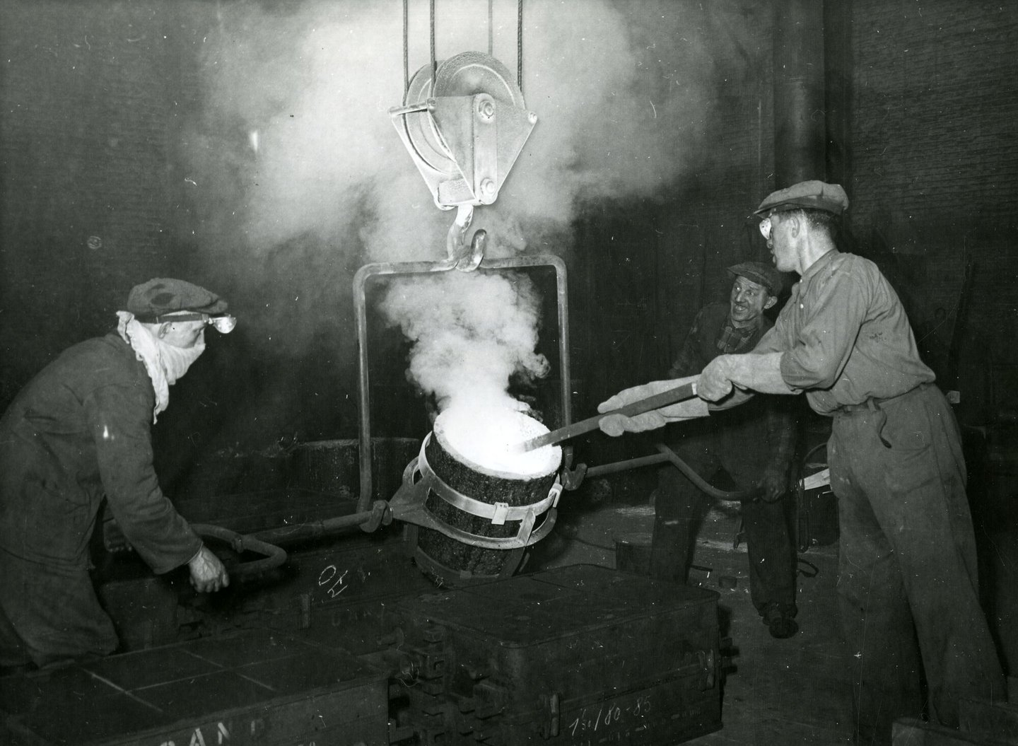 Arbeiders in de metaalgieterij van machinebouwer SEM-Carels in Gent