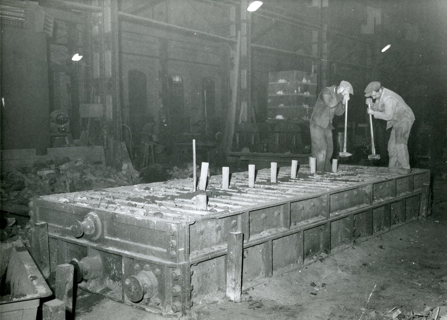 Arbeiders in de metaalgieterij van machinebouwer SEM-Carels in Gent