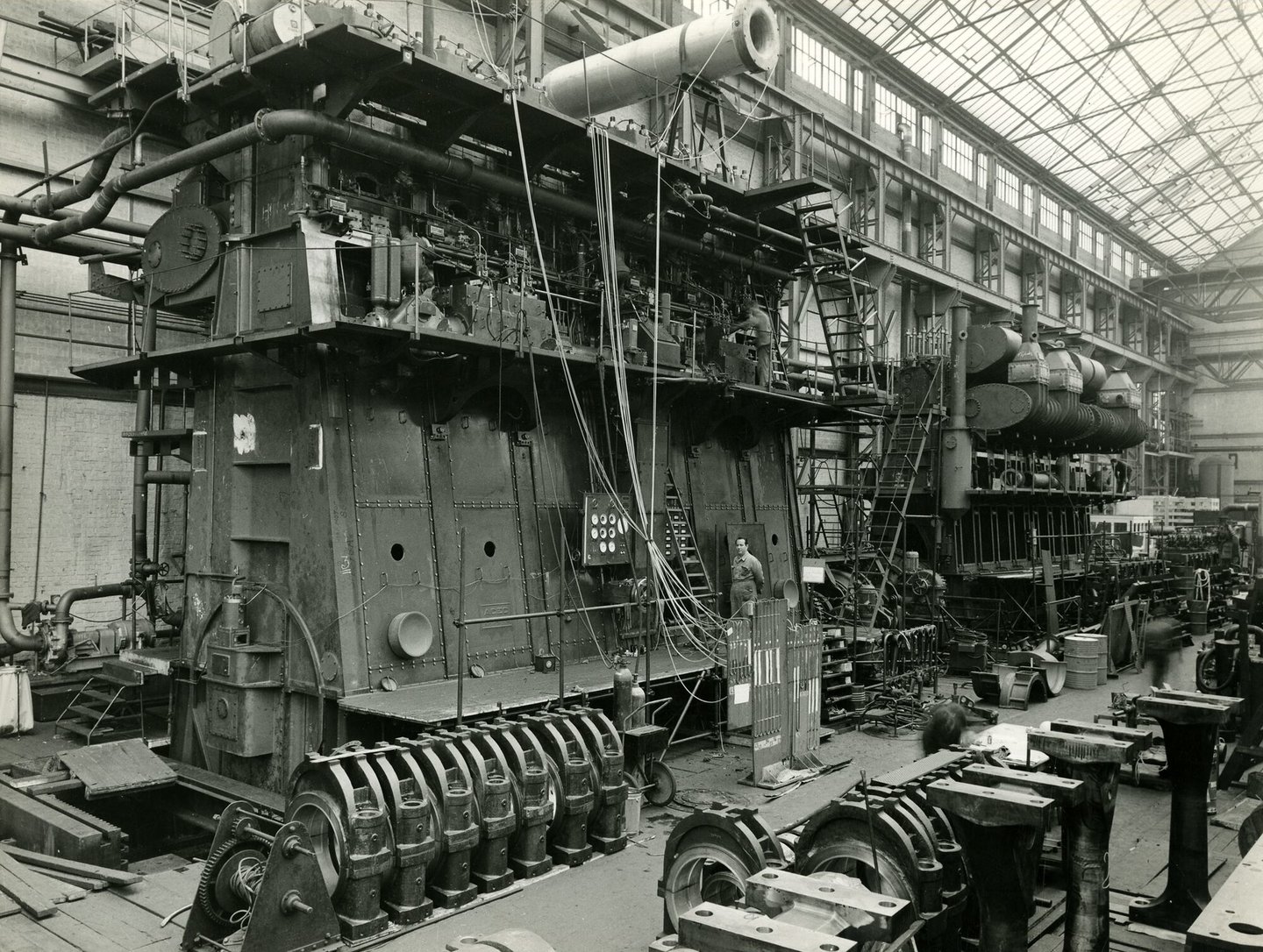 Assemblage van scheepsdiesels in een montagehal van machinebouwer ACEC-MAN in Gent