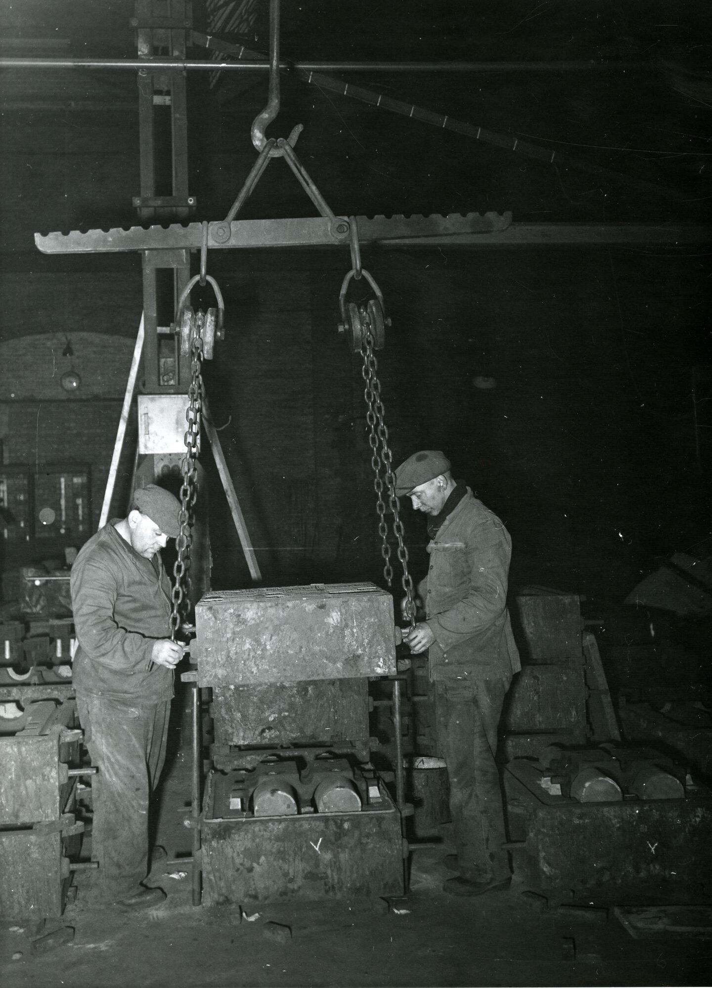 Arbeiders in de metaalgieterij van machinebouwer SEM-Carels in Gent