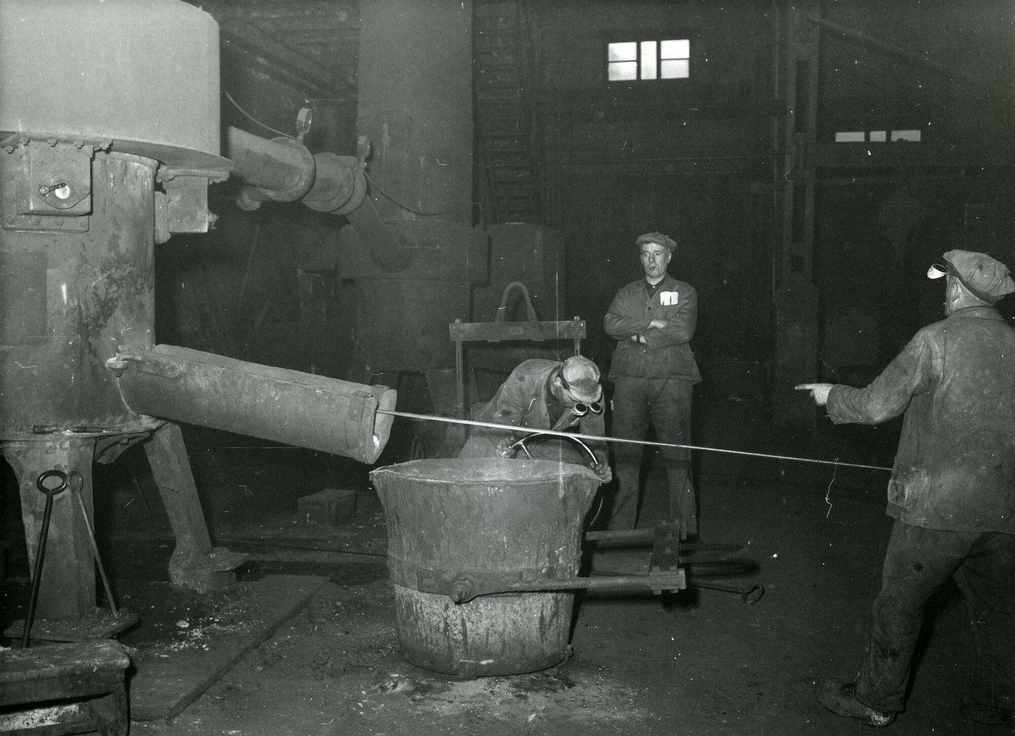 Arbeiders in de metaalgieterij van machinebouwer SEM-Carels in Gent