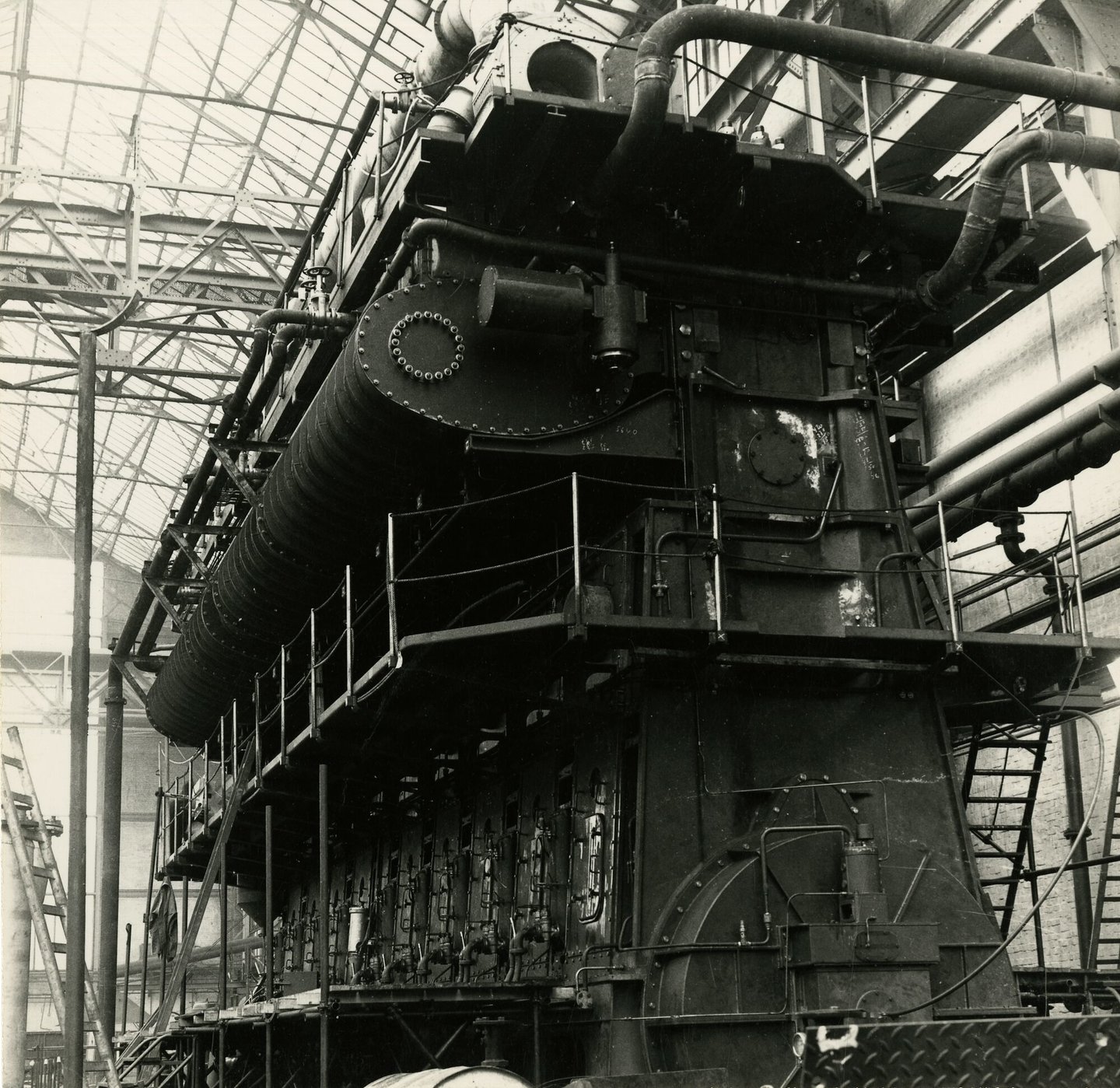 Assemblage van scheepsdiesel in een montagehal van machinebouwer ACEC-MAN in Gent