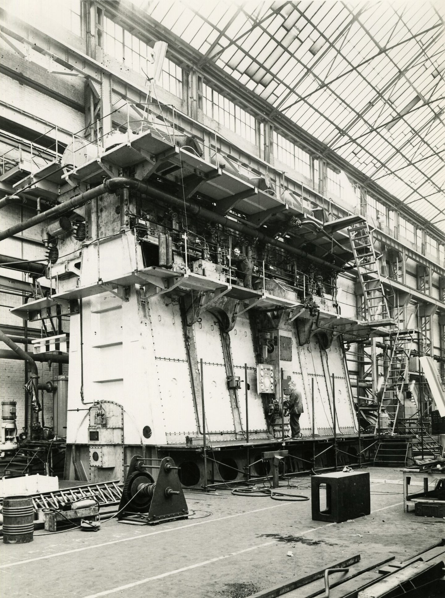 Assemblage van scheepsdiesel in een montagehal van machinebouwer ACEC-MAN in Gent