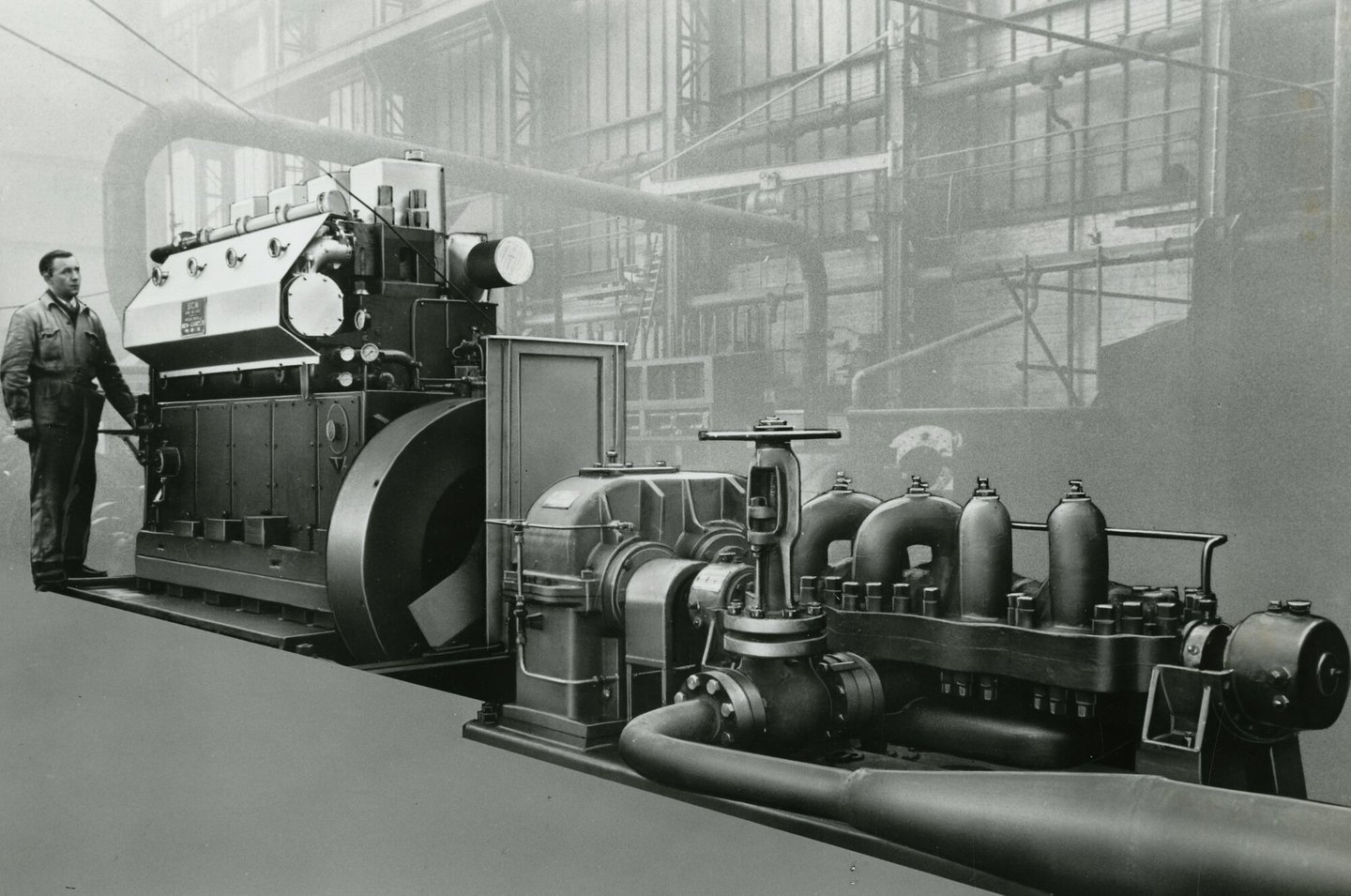 Publicatiebeeld van industriële dieselmotor in een montagehal van SEM-Carels in Gent