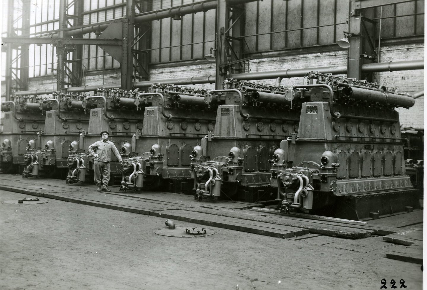 Afgewerkte scheepsdiesels in een productiehal van machinebouwer SEM-Carels in Gent