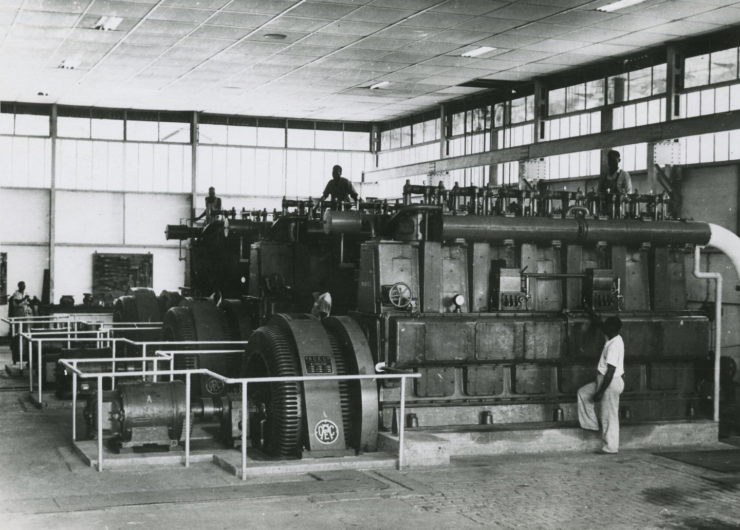 Machinezaal met dieselaggregaten van elektriciteitscentrale in Matadi (Congo)