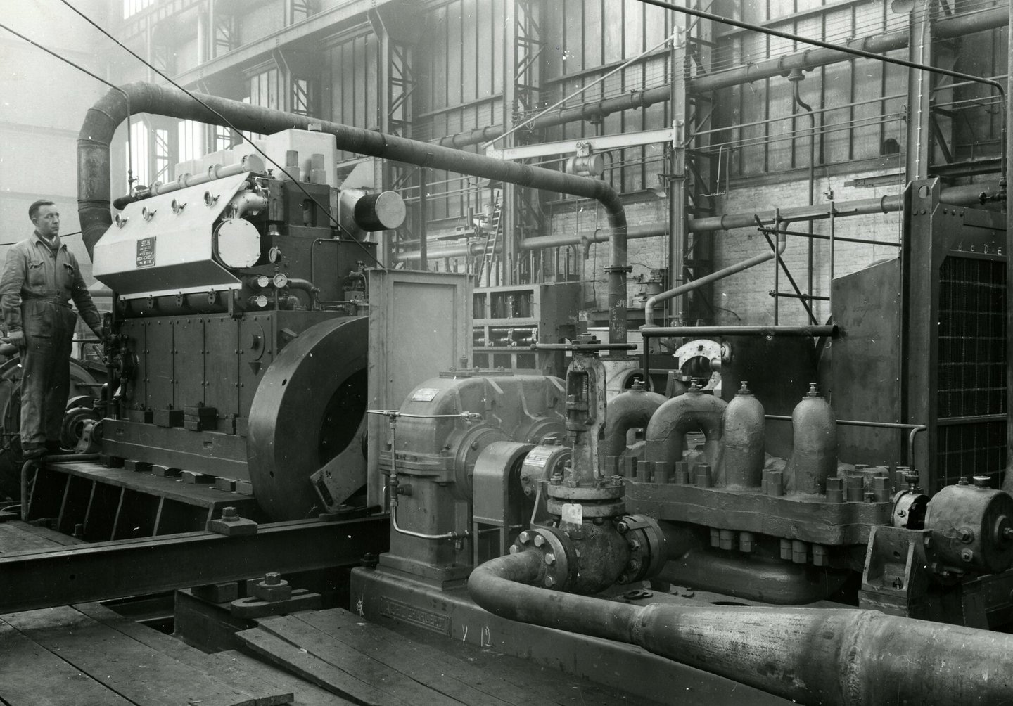 Assemblage van industriële dieselmotor in een montagehal van SEM-Carels in Gent