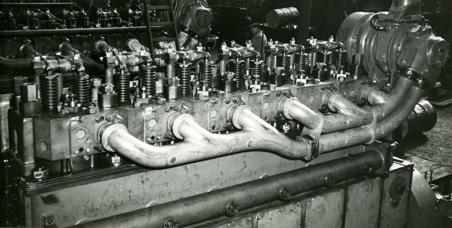 Detail van de cilinderkoppen van een industriële dieselmotor geproduceerd door SEM-Carels in Gent